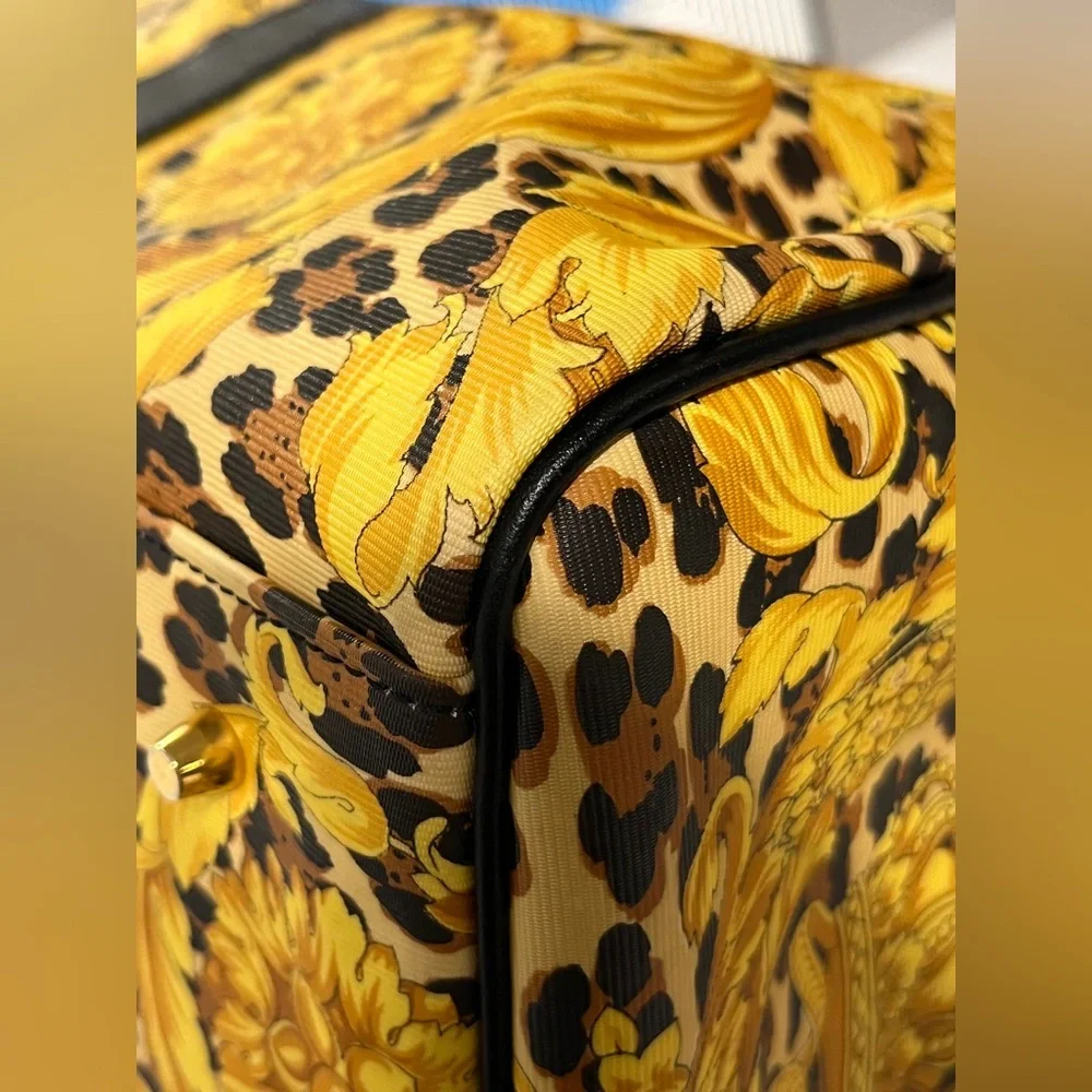 ⭐️SOLD⭐️ VERSACE DUFFLE BAG - Picture 14 of 16